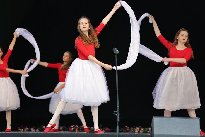 Schindlera, a także Walca Masquerade - wykorzystanego w scenie balowej w filmie Wojna i