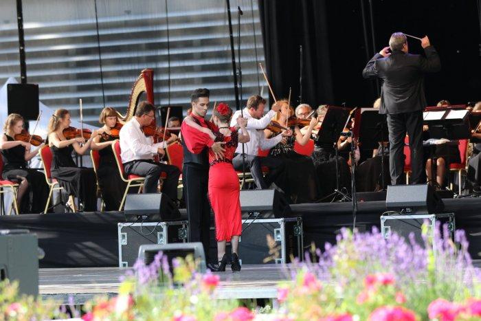 syrenka, a dorośli posłuchać Big Bandu Błonie czy Kapeli Warszawskiej im.