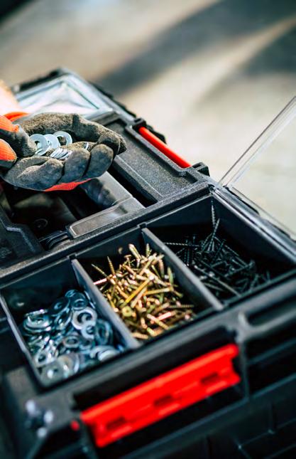 Inside of each toolbox there are also movable compartments with elastic straps allowing to hold