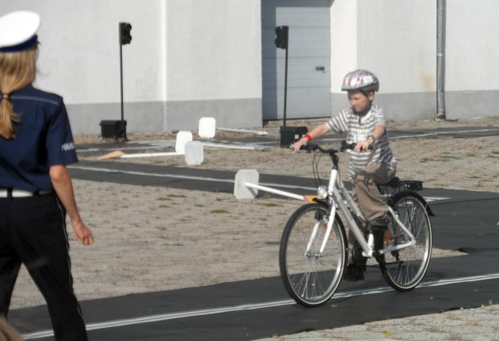 Uczniowie aktywnie uczestniczyli w przygotowanych zajęciach. Uważnie słuchali i chętnie odpowiadali na pytania dotyczące zasad bezpiecznego poruszania się po ulicach.