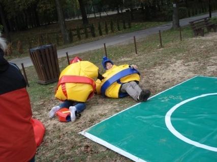 Godzina 15:30 Zagadka Kryminalna Jest to gra, która pozwala uczestnikom na wcielenie sie w rolę detektywów
