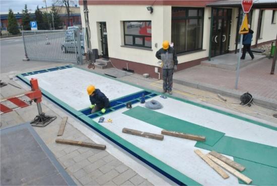 za pomocą kilku pojazdów.