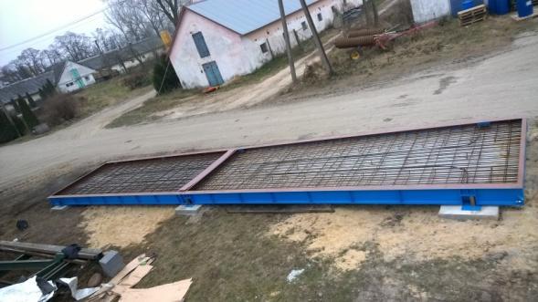 samochodem ciężarowymi, a następnie zalewane są w