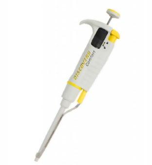 Trzon pipety CLINIPET+ cofa się w momencie pobierania końcówki z puełka, zięki temu siła potrzebna o uszczenienia się końcówki na trzonie pipety została zreukowana o minimum.