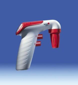 Ergonomiczna forma, obsługa jeną ręką. Hyrofobowy fitr membranowy zabezpieczający prze ostaniem się cieczy o wnętrza pompki. Pompkę pipetową macro można w całości steryizować (2 C).