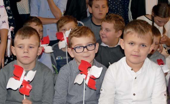 Scenografię uzupełniała