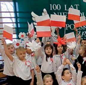 W finale młodzież wykonała niezwykle wzruszającą pieśń Zostaniemy na tej ziemi, a po jej zakończeniu otrzymała zasłużone rzęsiste oklaski.