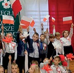 * * * Wspólne śpiewanie pieśni patriotycznych w szkole poprzedziła msza święta w miejscowym kościele, zakończona poświęceniem pamiątkowej tablicy, w sąsiedztwie której posadzony został dąb stulecia.