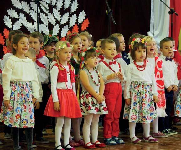 ZE SZKÓŁ Głos Raciąża nr 12/2018 9 Z PIEŚNIĄ DO NIEPODLEGŁEJ I TORTEM W programie dominowały pieśni i piosenki patriotyczne w