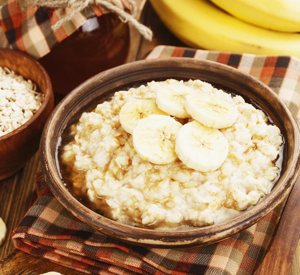 Trzydniowy jadłospis dla pacjentów z dysfagią DZIEŃ 1 ŚNIADANIE (487 kcal) OWSIANKA BANANOWA banan 1 sztuka (120 g) masło orzechowe bez soli i cukru 1/3 łyżki (5 g) mleko 2% 1 szklanka (230 ml)