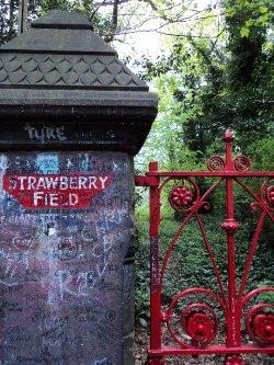 przedmieściu w uroczym domu z małym ogrodem, z lekarzami i prawnikami i podobnymi wokół nieco inny obraz niż ten opisywany w historii Beatlesów.