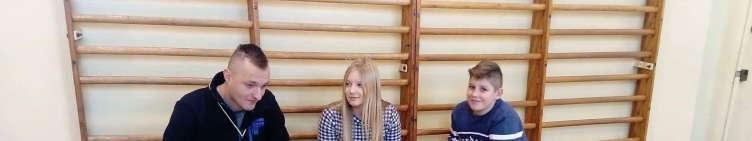 Wywiad z Panem Borysem Platą 1.Jak długo naucza Pan w-fu? - Dłuuugo nauczam w-fu. 2.Czy uprawia Pan jakiś sport poza szkołą?