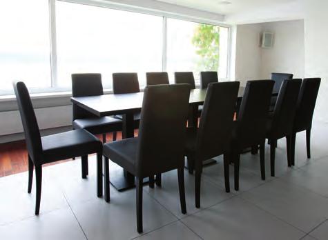 Część pokoi posiada balkony z przepięknym widokiem na panoramę Zalewu Zegrzyńskiego, a taras widokowy, będący częścią kawiarni, gwarantuje niezapomniane widoki i relaks przy filiżance wyśmienitej