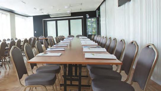 Dzięki profesjonalnemu zapleczu konferencyjnemu ośrodek organizuje szkolenia, konferencje oraz spotkania biznesowe.