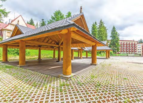 REWITA ZAKOPANE Ośrodek położony jest na rozległym terenie południowego stoku Gubałówki z pięknym widokiem na Giewont i panoramę Tatr, zaledwie 5 km od centrum Zakopanego i 3 km od stacji