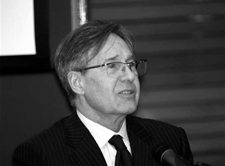 przepraszając zarazem Państwa w imieniu czwartego współorganizatora, Pana Profesora Michała Kleibera, prezesa Polskiej Akademii Nauk, który w tej chwili prowadzi swój własny kongres i nie mógł z nami