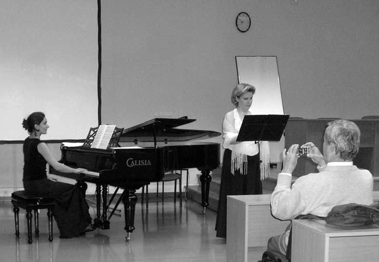 Gruszce Fundacji Dziennikarzy Merkuryusz (1999), II nagrody w VII Konkursie Pianistycznym o stypendium Tadeusza Żmudzinskiego (2000) oraz I nagrody im. Arnolda Schönberga (Baden 2001). Koncertowała m.