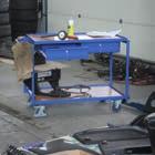 Lekkie wózki stołowe Lekkie wózki stołowe Budowa modułowa; konstrukcja podłogi z innowacyjnego profilu stalowego; powierzchnia użytkowa z płyty drewnopodobnej; okleina dekor bukowy; półki umieszczone
