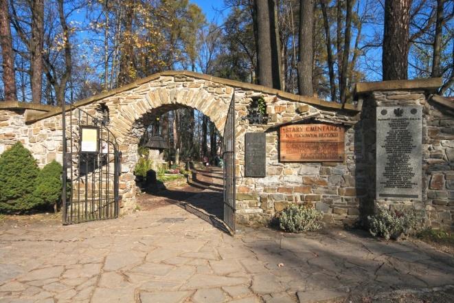 Program naszego pobytu w Zakopanem obejmie; Cmentarz Zasłużonych na Pęksowym Brzysku Cmentarz na Pęksowym Brzyzku został założony w 1848 roku, całość otoczona jest kamiennym murem.