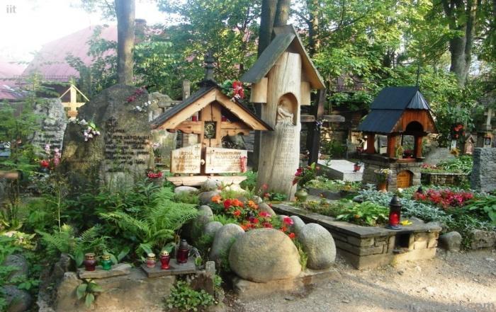 Od lat dwudziestych XX wieku chowano tu tylko osoby zasłużone dla Zakopanego, Tatr i Podhala. Cmentarz to około 500 grobów.