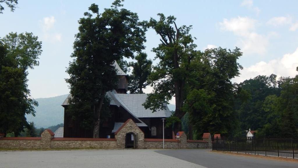 Skrzydlna gm. Dobra kościół parafialny pw. św. Mikołaja, otoczenie, starodrzew, A-177 z 23.12.