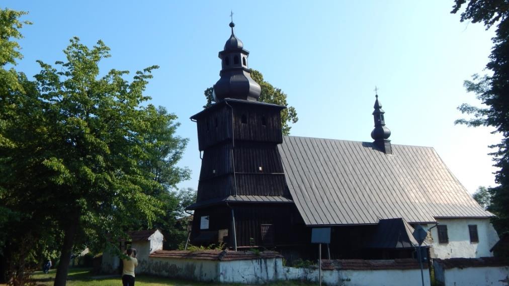 Fot. 3. Kościół parafialny pod wezwaniem św. Mikołaja Biskupa w Skrzydlnej. Źródło: L. Klimczak Fot. 4. Dwór w Skrzydlnej Źródło:http://eksploratorzy.com.pl/viewtopic.php?