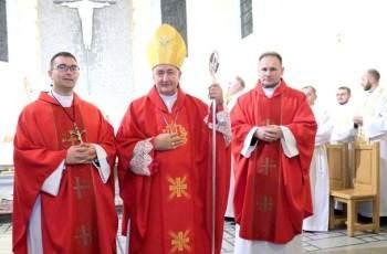 Eucharystii przewodniczył bp Leszek Leszkiewicz, który w kazaniu mówił, że człowiek i Kościół kroczy drogą szczęścia, jeśli idzie z Jezusem.