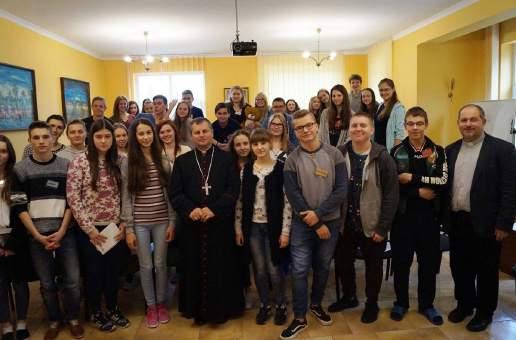 Zbigniewa Strzałkowskiego. Dnia 5 grudnia obchodziliśmy w Kościele pierwszą rocznicę ich beatyfikacji. To co połączyło te dwie postacie, to ogromna miłość do Pana Boga i bliźnich. Miłość, aż po grób.