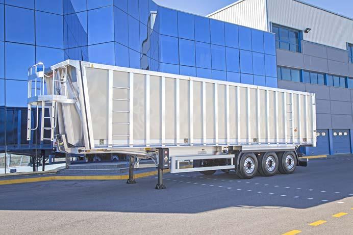 gładkie boki naczepy Coroa pozwala na połączenie standardowego załadunku z transportem palet.