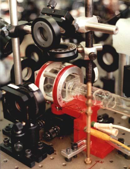 B. Fotografie krakowskiej pułapki magneto-optycznej. Fot.B.1 Szklana komórka próżniowa, w której pułapkowane były atomy rubidu.
