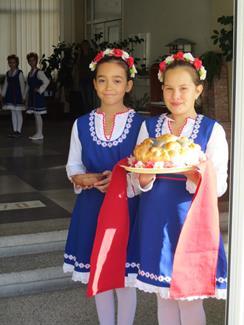 Pierwszego dnia w szkole Pani Dyrektor przywitała nas, a dzieci przebrane w piękne ludowe stroje bułgarskie poczęstowały nas tradycyjnym chlebem.