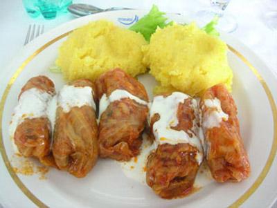 Popularnym daniem głównym jest mititei, mięso mielone (perişoare jeśli w zupie) oraz şniţel.