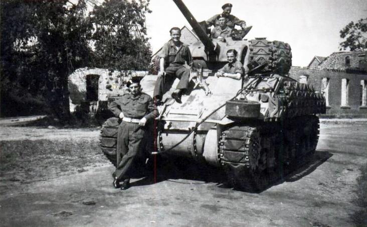 13 Zdjęcie 22 Rok 1944. Francja. Feliks Cybulski siedzi na czołu Sherman, pod lufą.