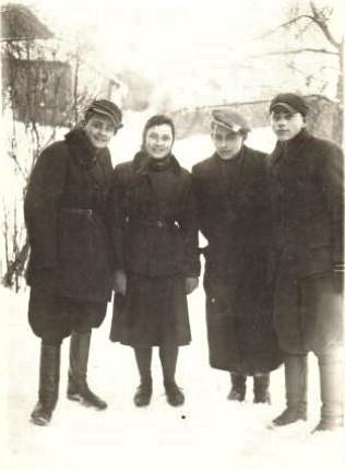 3 Zdjęcie 3 Rok 1944. Siedlisko. Od lewej stoją: NN, Halina Horwatt, NN, Aleksander Horwatt.