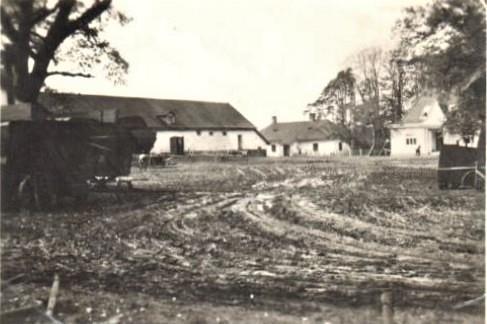Ryszarda Karczmarczuka. Zdjęcie 9 Rok 1944. Siedlisko. Zabudowania dworskie. Po lewej stronie widoczna jest młocarnia.