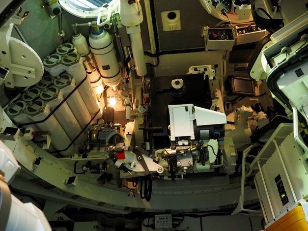 Nie tylko konstrukcja mechanizmu ładowania, ale również konstrukcja i rozmieszczenie magazynów amunicji w wieży sh Krab zmusiły Dezamet i ZVS Holding do przeprojektowania bryły korpusu pocisku, na