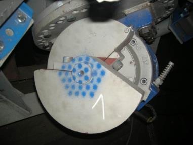 Prototypowy regenerator wibracyjny Wstępne badania pracy prototypowego regeneratora wibracyjnego [7] pokazały, że na intensywność procesu regeneracji można wpłynąć poprzez: zmianę wzajemnego ułożenia