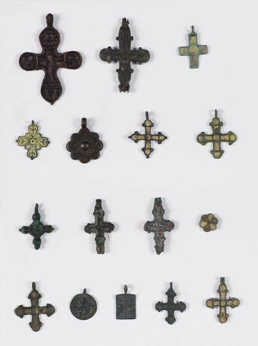 74. KOlEKcjA EncOlPIOnÓW Kolekcja 162 sztuk relikwiarzy chrześcijańskich (kompletnych i fragmentarycznych), ruś Kijowska, X-Xiii w.