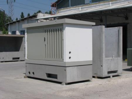 elementami pomocniczymi oraz izolacyjnymi z obudowami, przeznaczone do rozdziału energii elektrycznej.