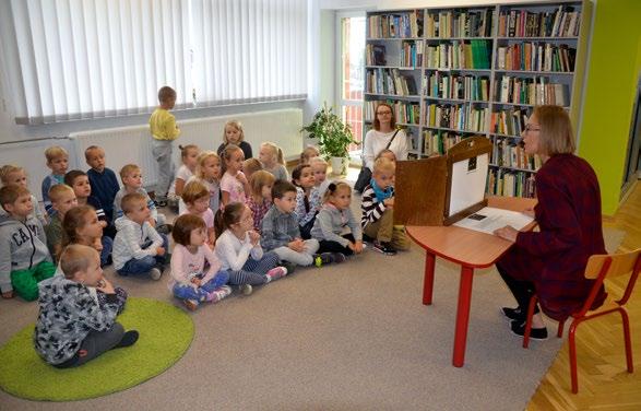 Pracownice biblioteki czekały już na dzieci otwierając drzwi wejściowe.