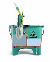 A removable partition keeps the cleaning solution separate from the rinsing