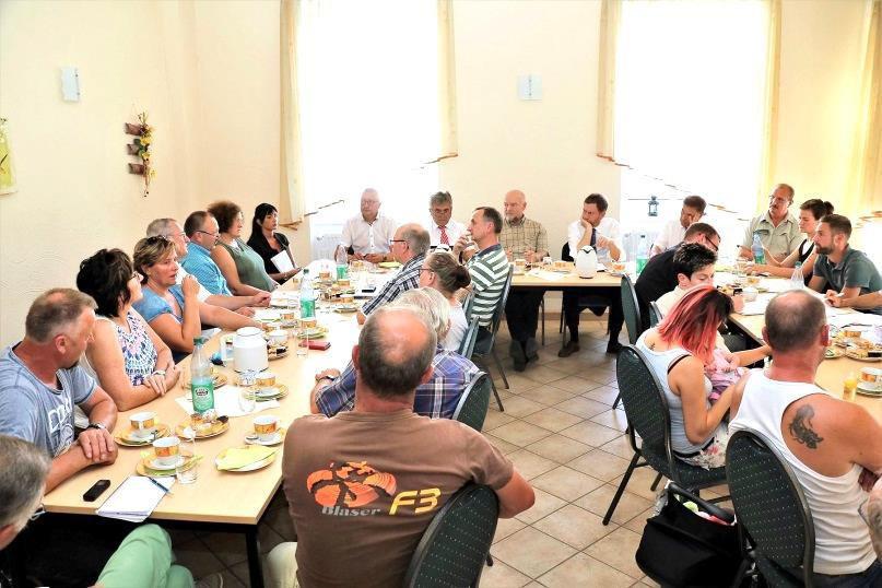 Jedna z přiči ow za zetka je ěše jespokoja e postupowa je zarjadow, po ty zo ě hu wjelki w Ko je a h kónc julija dweju jele jow do s jerće ho ili.