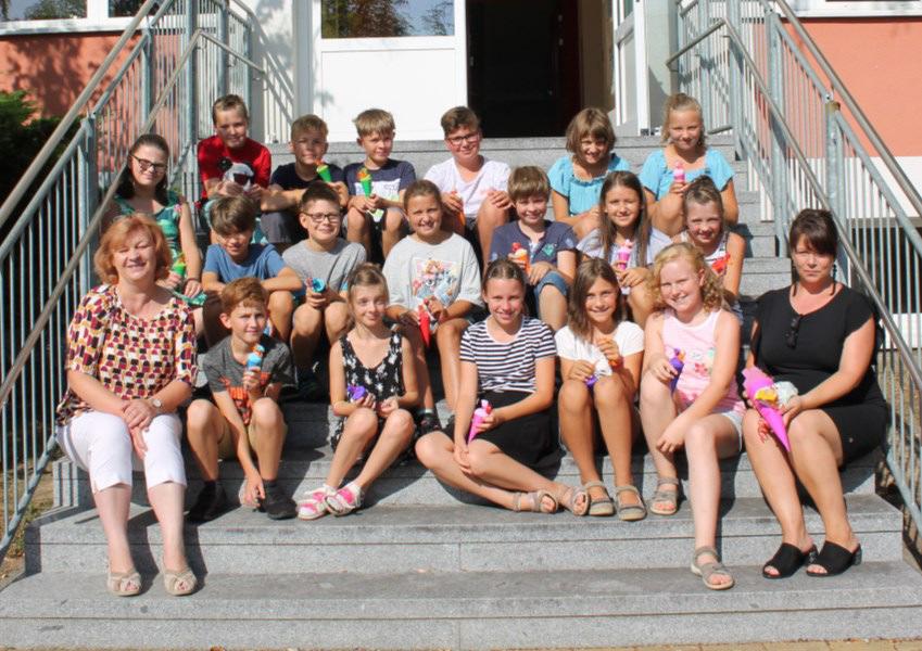Wróblowa Gabriela Cyžowa Pětr Bejmak Dale wuwučuja na našej šuli: Milenka Koberowa (šulska nawodnica), Krystof Wjenk, Bernadet Šołćina (hóstna wučerka), Borbora Krječmarjowa (hóstna wučerka) A to je
