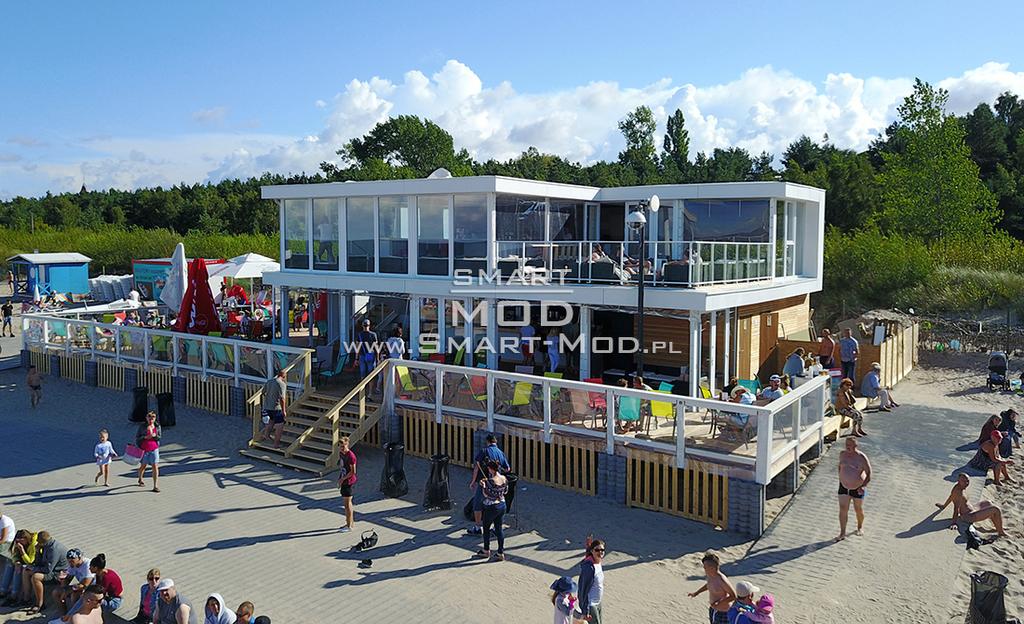 Budynki tymczasowe stawiane na sezon na plaży najczęściej kojarzą się z kontenerami lub namiotami.
