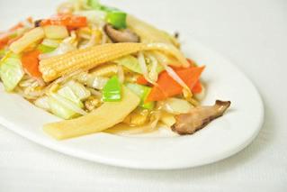 素菜类 DANIA Z WARZYWAMI / VEGETABLE DISHES Danie warzywne 16,80 (marchew, papryka, por, cebula, grzyby chińskie,