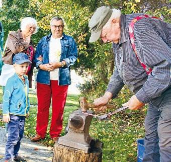 wadźelnikow. Jako jubilejny kruch wupytachu sebi bajku wo Mudrej burskej holcy (Ta mudra burska gólica) bratrow Grimm, w kotrejž njesmědźeše wězo tež humor woneho wjesneho dźiwadła falować.