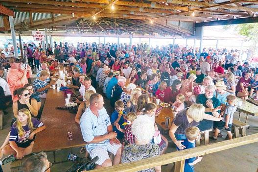 Při lětušim Wendish Fest měšachu so drje serbske nałožki, spěwy a kěrluše. Runje tak pak tež bayerscy hercy hrajachu a němske spěwy zaklinčachu.