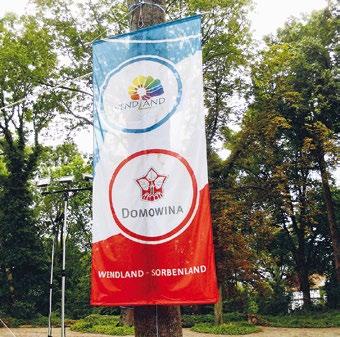 Domowiny Marko Kowar a koordinatorka FUEN za słowjanske mjeńšiny Rejzka Lipičec. Přitomni běchu mjez druhim Polacy z Čěskeje, Madźarojo ze Słowakskeje a Słowakojo ze Serbiskeje a z Madźarskeje.