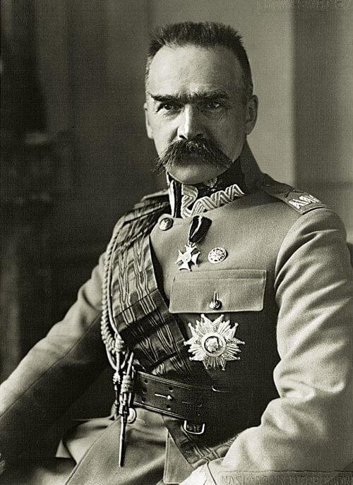 Józef Piłsudski (1867 1935) marszałek Polski, naczelnik państwa, dwukrotny premier rządu RP. Jako student brał udział w działalności skierowanej przeciw caratowi, za co został zesłany na Syberię.