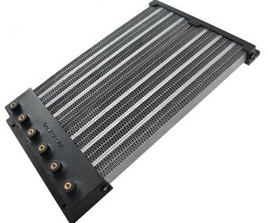 Jest to nowoczesne i bezpieczne rozwiązanie, które cechuje się dodatkowo: Brakiem napięcia na radiatorze Znacząco niższą temperaturą radiatora w stosunku do grzałek starego typu (np.